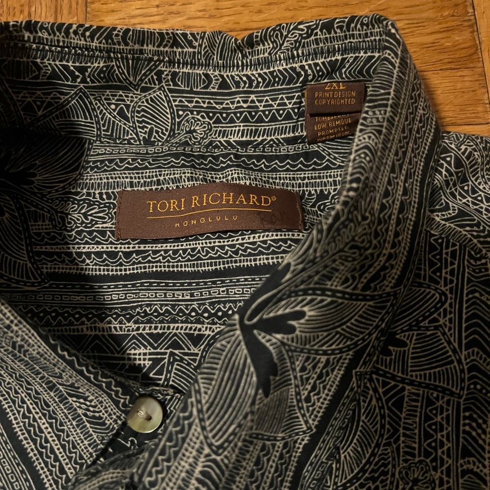 Tori Richard • Size XXL • Vintage Inspired Hawaiian Shirt • Black + Ivory Floral - Picture 4 of 6